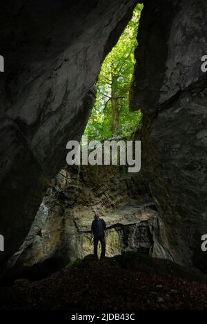 Le directeur de Unicorn Cave se tient debout en levant les yeux du sol de Unicorn Cave, une grotte historique de spectacle, la plus grande grotte de visiteurs dans la partie ouest de la... Banque D'Images