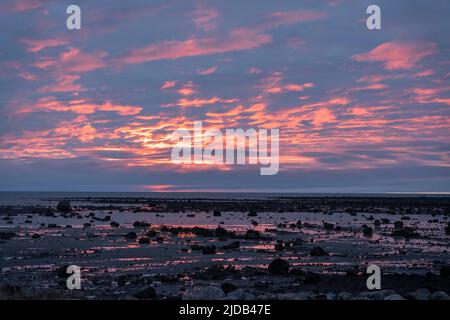 Beau lever de soleil dans le nord du Canada au-dessus de la baie d'Hudson ; Churchill, Manitoba, Canada Banque D'Images