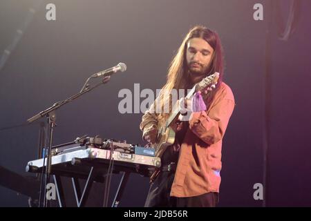 Newport, Royaume-Uni. 19th juin 2022. Joshua Omead Mobaraki, guitariste et synthétiseur avec le groupe de rock indépendant britannique Wet Leg de l'île de Wight au Royaume-Uni, en direct sur scène au Festival de l'île de Wight, au Royaume-Uni (photo de Dawn Fletcher-Park/SOPA Images/Sipa USA) Credit: SIPA USA/Alay Live News Banque D'Images
