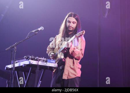 Newport, Royaume-Uni. 19th juin 2022. Joshua Omead Mobaraki, guitariste et synthétiseur avec le groupe de rock indépendant britannique Wet Leg de l'île de Wight au Royaume-Uni, en direct sur scène au Festival de l'île de Wight, au Royaume-Uni (photo de Dawn Fletcher-Park/SOPA Images/Sipa USA) Credit: SIPA USA/Alay Live News Banque D'Images