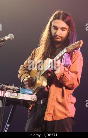 Newport, Royaume-Uni. 19th juin 2022. Joshua Omead Mobaraki, guitariste et synthétiseur avec le groupe de rock indépendant britannique Wet Leg de l'île de Wight au Royaume-Uni, en direct sur scène au Festival de l'île de Wight, au Royaume-Uni (photo de Dawn Fletcher-Park/SOPA Images/Sipa USA) Credit: SIPA USA/Alay Live News Banque D'Images