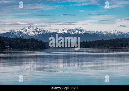 Vue d'une partie des montagnes olympiques depuis Squaxin passage, South Puget Sound ; Olympia, Washington, États-Unis d'Amérique Banque D'Images