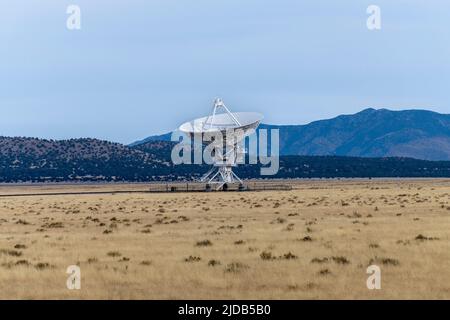 Un des nombreux télescopes radio autour de l'Observatoire national de radioastronomie très grand complexe de réseaux au Nouveau-Mexique Banque D'Images