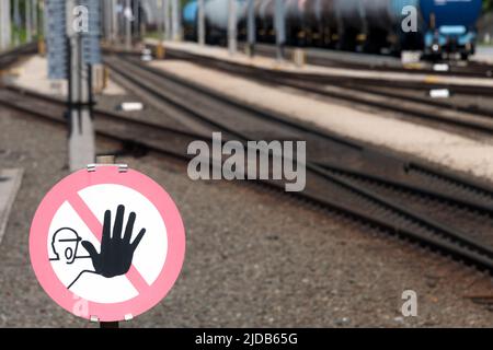 panneau de danger clairement visible arrêter danger avec les voies ferrées et train dans un fond flou comme concept ne pas entrer dans les installations ferroviaires Banque D'Images