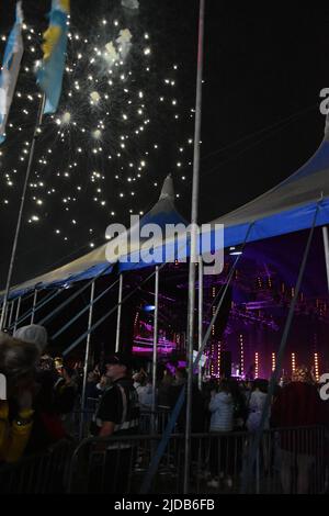 Feu d'artifice dimanche à l'extérieur de la tente Big Top, parc Seaclose, festival de l'île de Wight, Royaume-Uni. Les Kooks se réalisent à l'intérieur. Banque D'Images