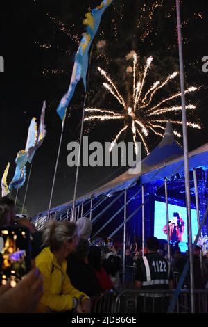 Feu d'artifice dimanche à l'extérieur de la tente Big Top, parc Seaclose, festival de l'île de Wight, Royaume-Uni. Les Kooks se réalisent à l'intérieur. Banque D'Images