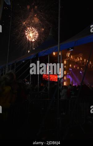 Feux d'artifice au-dessus de la tente Big Top, la dernière nuit du festival de musique de l'île de Wight, les Kooks se présentent. Banque D'Images