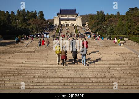 Escalier approchant le tombeau de Sun Yat-sen, au mausolée Sun Yat-sen à Nanjing, Chine ; Nanjing, province de Jiangsu, Chine Banque D'Images