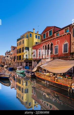 Bateau-cabine de légumes sur Rio di S. Ana, quartier Castello à Venise ; Venise, Vénétie, Italie Banque D'Images