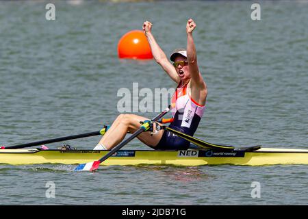 Poznan, Pologne. 19th juin 2022. Karolien Florijn, des pays-Bas, célèbre après avoir remporté la finale de la coupe d'aviron des femmes de la coupe du monde d'aviron II 2022 sur le lac Malte à Poznan, en Pologne, au 19 juin 2022. Credit: Pawel Jaskolka/Xinhua/Alamy Live News Banque D'Images