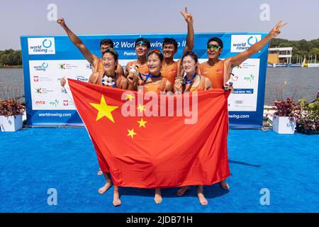 Poznan, Pologne. 19th juin 2022. Les rameurs de Team China posent après avoir remporté les finales de la coupe d'aviron du monde II 2022 sur le lac Malte à Poznan, en Pologne, au 19 juin 2022. Credit: Pawel Jaskolka/Xinhua/Alamy Live News Banque D'Images