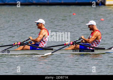 Poznan, Pologne. 19th juin 2022. Martin Sinkovic (R) et Valent Sinkovic, de Croatie, célèbrent après avoir remporté la finale de la coupe d'aviron du monde 2022 sur le lac Malte à Poznan, en Pologne, au 19 juin 2022. Credit: Pawel Jaskolka/Xinhua/Alamy Live News Banque D'Images