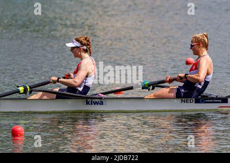 Poznan, Pologne. 19th juin 2022. Ymkje Clevering et Véronique Meester (L) des pays-Bas participent à la finale de la coupe d'aviron du monde 2022 sur le lac Malte à Poznan, en Pologne, au 19 juin 2022. Credit: Pawel Jaskolka/Xinhua/Alamy Live News Banque D'Images