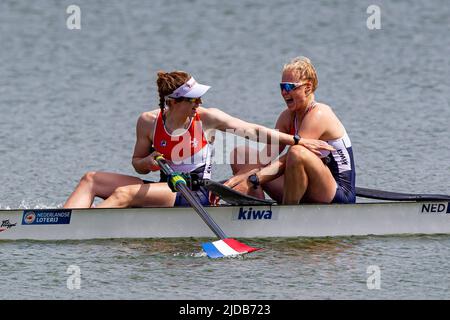 Poznan, Pologne. 19th juin 2022. Ymkje Clevering et Véronique Meester (L) des pays-Bas célèbrent après la finale de la coupe d'aviron du monde 2022 sur le lac Malte à Poznan, Pologne, 19 juin 2022. Credit: Pawel Jaskolka/Xinhua/Alamy Live News Banque D'Images