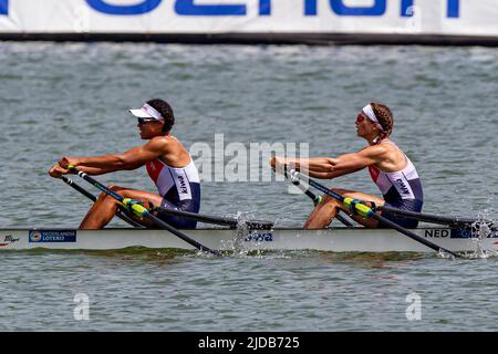 Poznan, Pologne. 19th juin 2022. Roos de Jong et Laila Youssifou (L) des pays-Bas se disputent lors de la finale de la coupe d'aviron des femmes de la coupe du monde d'aviron II 2022 sur le lac Malte à Poznan, en Pologne, au 19 juin 2022. Credit: Pawel Jaskolka/Xinhua/Alamy Live News Banque D'Images