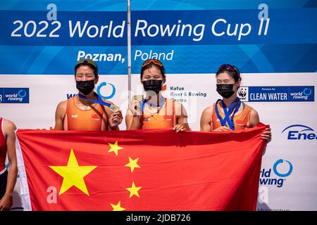 Poznan, Pologne. 19th juin 2022. Les rameurs de Team China posent après avoir remporté la finale des femmes de la coupe d'aviron du monde II 2022 sur le lac de Malte à Poznan, en Pologne, au 19 juin 2022. Credit: Pawel Jaskolka/Xinhua/Alamy Live News Banque D'Images