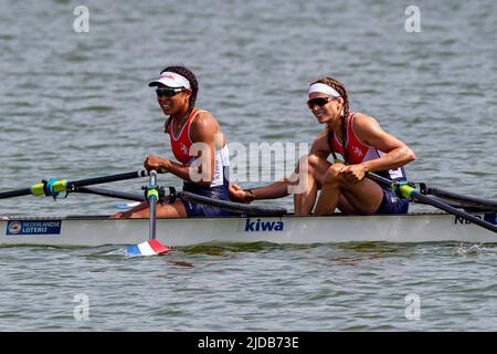 Poznan, Pologne. 19th juin 2022. Roos de Jong et Laila Youssifou (L) des pays-Bas célèbrent après la finale de la coupe d'aviron des femmes de la coupe du monde d'aviron II 2022 sur le lac Malte à Poznan, Pologne, 19 juin 2022. Credit: Pawel Jaskolka/Xinhua/Alamy Live News Banque D'Images