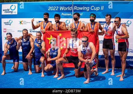 Poznan, Pologne. 19th juin 2022. Les rameurs de Team China (C), Team Estonia (L) et Team Poland se posent après la finale masculine de la coupe d'aviron du monde II 2022 sur le lac Malte à Poznan, en Pologne, au 19 juin 2022. Credit: Pawel Jaskolka/Xinhua/Alamy Live News Banque D'Images