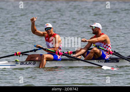 Poznan, Pologne. 19th juin 2022. Martin Sinkovic et Valent Sinkovic (L) de Croatie célèbrent après avoir remporté la finale des deux Sculls hommes de la coupe d'aviron du monde II 2022 sur le lac Malte à Poznan, en Pologne, au 19 juin 2022. Credit: Pawel Jaskolka/Xinhua/Alamy Live News Banque D'Images