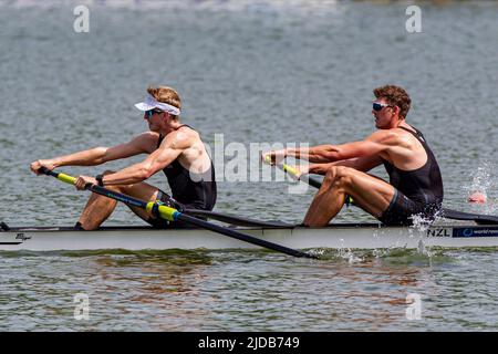 Poznan, Pologne. 19th juin 2022. Matt Macdonald et Thomas Mackintosh (L) de la Nouvelle-Zélande participent à la finale de la coupe d'aviron du monde 2022 sur le lac Malte à Poznan, en Pologne, en 19 juin 2022. Credit: Pawel Jaskolka/Xinhua/Alamy Live News Banque D'Images