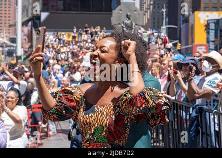 NEW YORK, NY - JUIN 19 : l'actrice Aisha Jackson vue à Broadway célèbre la dix-septième place de Times Square sur 19 juin 2022 à New York, États-Unis. Le dix-septième jour est une fête fédérale aux États-Unis commémorant l'émancipation des Afro-Américains asservis. Crédit : Ron Adar/Alay Live News Banque D'Images