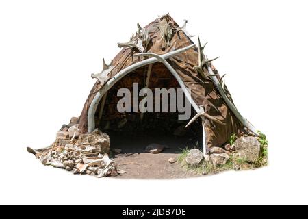 Refuge ou igloo faites de peaux d'animaux et des os. Reconstruction de la maison de la pierre de l'âge du Bronze. Banque D'Images