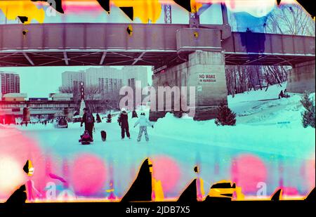 Patinage sur glace en plein air en hiver sur la rivière Rouge, vers 1940; Winnipeg, Manitoba, Canada Banque D'Images