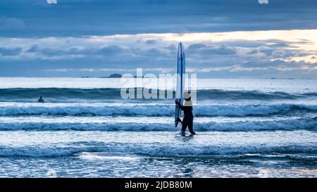 Surfeurs dans le surf à la destination populaire de surf sur Chesterman Beach, dans le Pacifique de l'île de Vancouver; Colombie-Britannique, Canada Banque D'Images