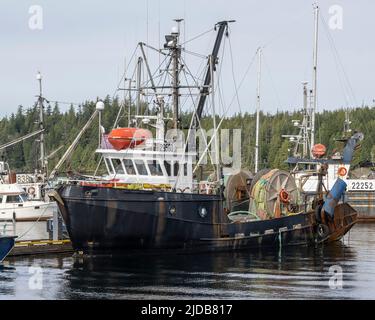 Bateau de pêche amarré dans le port d'Ucluelet, île de Vancouver; Ucluelet, Colombie-Britannique, Canada Banque D'Images