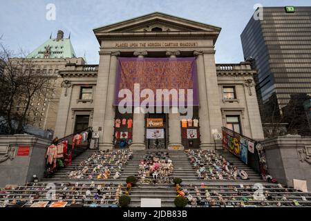 Jouets laissés sur les marches de la Vancouver Art Gallery, une partie de la campagne "chaque enfant compte", se souvenir des vies perdues à Canadian Indian Re... Banque D'Images