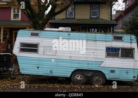 Ancienne remorque de camping garée à l'extérieur d'une maison; Vancouver, Colombie-Britannique, Canada Banque D'Images