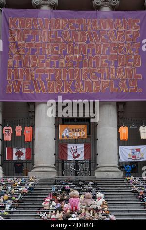 Jouets laissés sur les marches de la Vancouver Art Gallery, une partie de la campagne "chaque enfant compte", se souvenir des vies perdues à Canadian Indian Re... Banque D'Images