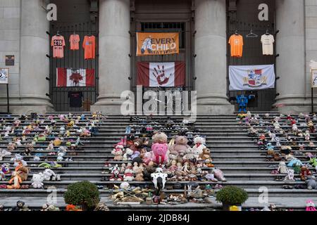 Jouets laissés sur les marches de la Vancouver Art Gallery, une partie de la campagne "chaque enfant compte", se souvenir des vies perdues à Canadian Indian Re... Banque D'Images