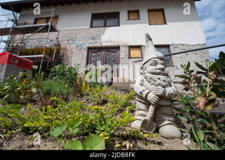 Altenahr, Allemagne. 10th mai 2022. Un gnome de jardin se trouve dans la cour avant d'une maison gravement endommagée lors de l'inondation de juillet 2021. De nombreuses maisons des villages touchés ont depuis dû être démolies. La vie sur l'Ahr est encore loin d'être la même environ un an après la catastrophe. (À dpa: 'Un an après la catastrophe d'inondation: 'L'euphorie de la reconstruction a disparu') Credit: Boris Roessler/dpa/Alay Live News Banque D'Images