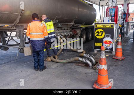 Adélaïde Australie, le 20 juin 2022 . Un camion-citerne fournissant de l'essence à une station-service Mobil à Adélaïde. Les prix des carburants à la consommation sont fixés pour atteindre leur plus haut niveau en Australie, les prix suivant une tendance mondiale et, selon le tracker des prix de l'essence de l'ACCC (Australian Competition and Consumer Commission), les prix de l'essence sont en hausse. Credit. amer ghazzal/Alamy Live News Banque D'Images