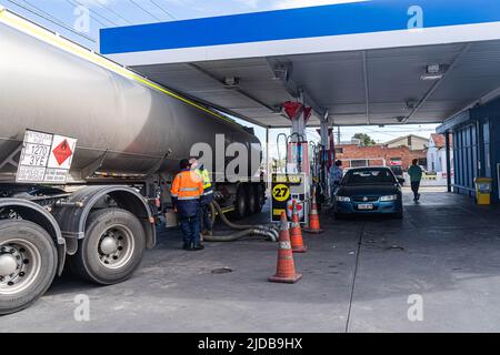 Adélaïde Australie, le 20 juin 2022 . Un camion-citerne fournissant de l'essence à une station-service Mobil à Adélaïde. Les prix des carburants à la consommation sont fixés pour atteindre leur plus haut niveau en Australie, les prix suivant une tendance mondiale et, selon le tracker des prix de l'essence de l'ACCC (Australian Competition and Consumer Commission), les prix de l'essence sont en hausse. Credit. amer ghazzal/Alamy Live News Banque D'Images