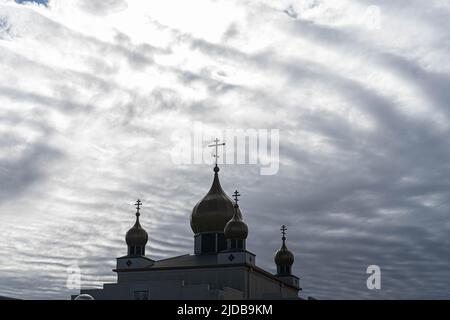 20 juin 2022 : dômes d'oignons de l'église orthodoxe autocéphalique bélarussienne Saint-Pierre et Paul à Adélaïde en Australie Banque D'Images