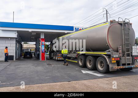 Adélaïde Australie, le 20 juin 2022 . Un camion-citerne fournissant de l'essence à une station-service Mobil à Adélaïde. Les prix des carburants à la consommation sont fixés pour atteindre leur plus haut niveau en Australie, les prix suivant une tendance mondiale et, selon le tracker des prix de l'essence de l'ACCC (Australian Competition and Consumer Commission), les prix de l'essence sont en hausse. Credit. amer ghazzal/Alamy Live News Banque D'Images