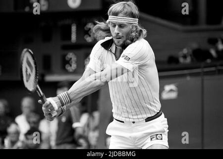 Photo du dossier datée du 05-07-1980 de Bjorn Borg en Suède. L'une des finales les plus mémorables a eu lieu il y a 42 ans, lorsque Bjorn Borg a battu John McEnroe en cinq matchs pour remporter un cinquième titre. Le match est plus célèbre pour le quatrième jeu de ligature, que McEnroe a gagné 18-16, ce qui a permis d'économiser sept points de match. Date de publication : lundi 20 juin 2022. Banque D'Images