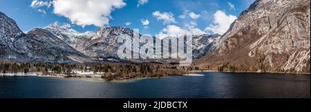 Bohinj, Slovénie - vue panoramique aérienne du lac de Bohinj (Bohinjsko Jezero) lors d'une journée d'hiver ensoleillée, le plus grand lac permanent de Slovénie, situé avec Banque D'Images