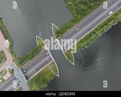 Aqueduc Veluwemeer près de Harderwijk transport route d'autoroute asphaltée pour le passage de la circulation sous une voie navigable rivière lac infrastructure dans le Banque D'Images