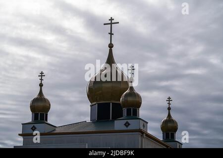 20 juin 2022 : dômes d'oignons avec croix de l'église orthodoxe autocéphalique bélarussienne, St Pierre & Paul à Adélaïde, Australie Banque D'Images