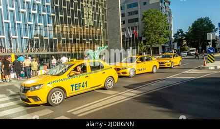 Taxis jaunes à Beyyglu, Istanbul, Turquie Banque D'Images