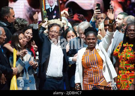 Bogota, Colombie. 19th juin 2022. Président de gauche et vice-président élu de la Colombie, Gustavo Petro (à gauche) et Francia Marquez (à droite) donnent une piquerie à la Movistar Arena de Bogota, Colombie après les résultats ont montré le candidat présidentiel de gauche Gustavo Petro comme le premier président de gauche en Colombie gagnant avec 11'281,013 votes pour le centre Rodolfo Hernandez avec une différence de 700,000 votes sur 19 juin 2022. Photo de: CHEPA Beltran/long Visual Press crédit: Long Visual Press/Alay Live News Banque D'Images