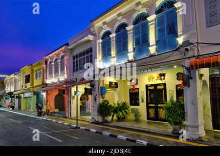 Le crépuscule tombe sur les pittoresques magasins sino-portugais ou Peranakan de Thalang Road dans la vieille ville de Phuket, Phuket, Thaïlande Banque D'Images