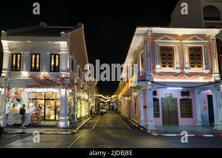 Le crépuscule surpasse les pittoresques boutiques sino-portugaises ou Peranakan de Thalang Road, dans la vieille ville de Phuket, en Thaïlande Banque D'Images