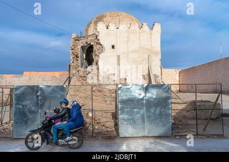 Tour en reconstruction, sur le côté gauche de Bab el-Khemis, porte nord de la médina de Marrakech, Maroc. 17th siècle Banque D'Images