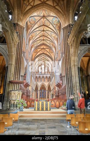 Autel et chaire devant le quire avec son plafond peint au XIIIe siècle de la cathédrale chrétienne de Salisbury, Angleterre. Banque D'Images