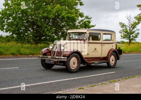 1931 30s années 30 crème brune RENAULT Monasix 1474cc berline 1474cc essence luxe antique berline; classique, moderne, classique, supercars et véhicules spécialisés en route vers Lytham St Annes, Lancashire, Royaume-Uni Banque D'Images