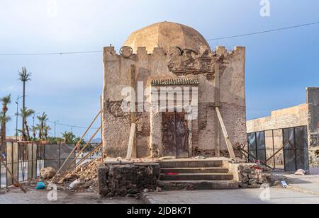 Tour en reconstruction, sur le côté gauche de Bab el-Khemis, porte nord de la médina de Marrakech, Maroc. 17th siècle Banque D'Images